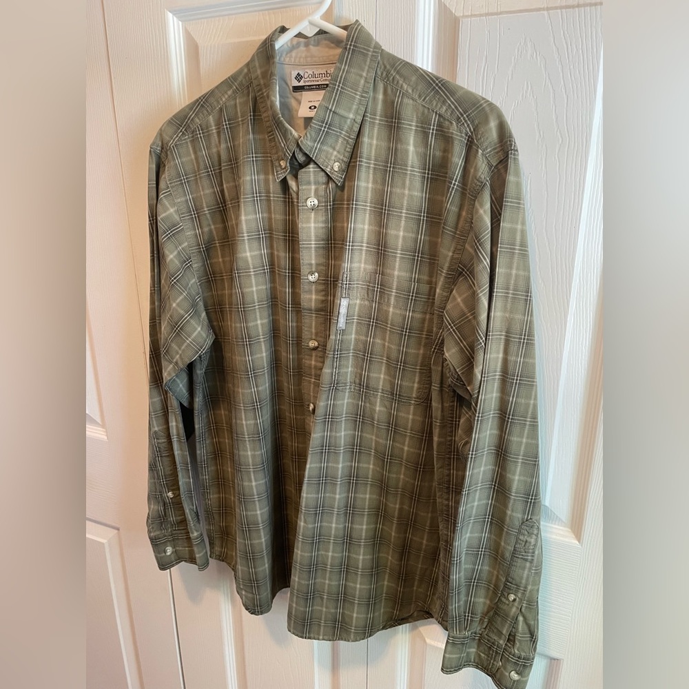 Columbia 💯% cotton Men’s Button down Green Plaid size M Medium
